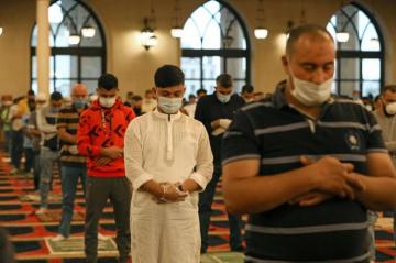 عيد فطر حزين وسط تفشي كورونا المستجد وأوروبا تواصل عودتها إلى الوضع الطبيعي
