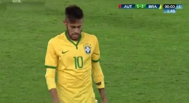 بالفيديو : نيمار يتعرض لموقف طريف اثناء مغادرته الملعب