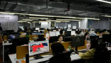 فصل مهندس بسبب "الحمّام" يثير جدلاً قانونيًا وأخلاقيًا في الصين