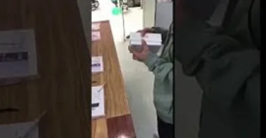 بالفيديو.. شاب منحوس يكسر هاتف «آيفون إكس» بعد ثوان من شرائه