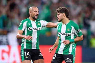 "اللي حرثو الزلزولي دكو أمرابط".. إقصاء ريال بتيس من الدوري الأوروبي بعد ليلة متناقضة للثنائي المغربي