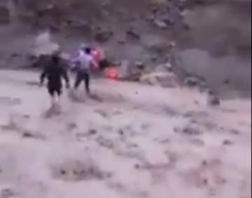 فيديو يشعل الفيسبوك لتلاميذ يقطعون واد وسط السيول الجارفة ومطالبة ببناء قنطرة