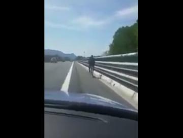 بالفيديو...عقوبات صارمة تنتظر شرطي إيطالي بسبب سخريته من مهاجر مغربي في الطريق السيار