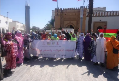 بالفيديو: معطلون يحتجون بأزياء صحراوية ويقتحمون  باحة المجلس الوطني لحقوق الإنسان
