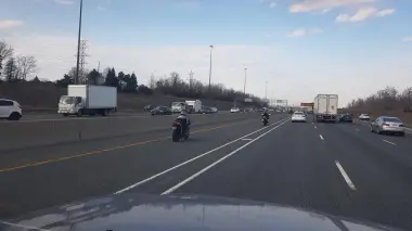 ثوانٍ من الرعب.. انفجار دراجة نارية قرب طلاب بعد فقدان السيطرة