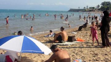 هنا المغرب : متحررون يطالبون بتخصيص شاطئ بهذه المواصفات غير الأخلاقية بطنجة‏