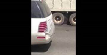 بالفيديو.. طفل يقود سيارة بجانب شاحنات كبيرة على طريق سريع بالسعودية