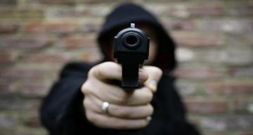 إطلاق رصاصة تحذيرية لتوقيف عشريني حاول الاعتداء على رجال الأمن بعد اعتقال شقيقته
