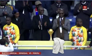 قمة التبرهيش بباريس.. السنغال تضع "كأس الكان" بجانب "فوطة" ميندي في استفزاز صريح للمغاربة