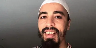 الفنان "التائب" هاشم بسطاوي يدعم احتجاجات "جيل زيد" ويكتب: "الصحة أولا مابغيناش كأس العالم"