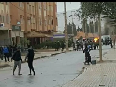 إضرام للنار..مواجهات عنيفة بين الأمن والمتظاهرين...هكذا قضت الراشيدية ليلة سوداء وغير مسبوقة(فيديو)