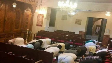صورة لمغاربة يصلون في معبد يهودي تشعل مواقع التواصل بإسرائيل