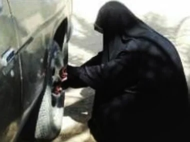 سعودية تتنكر بزي رجل وتعمل في وظيفة سائق حافلة