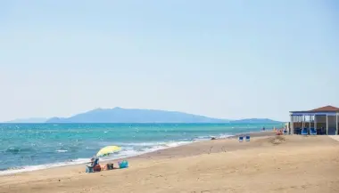 مأساة على الشاطئ.. وفاة مراهق إيطالي اختناقاً بعد انهيار نفق رملي