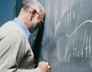 طالب يقتحم « مدرسة » بأسبانيا ويقتل معلما