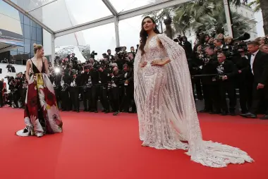 مهرجان "كان" العالمي يحرج نظراءه العرب.. العري والملابس الشفافة ممنوعان فوق البساط الأحمر