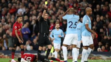 الاتحاد الإنجليزي يطبق تعديلا ثوريا على قانون كرة القدم: البطاقة الصفراء ستعني الطرد من الملعب ولكن...