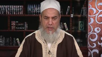 توقيف برنامج الشيخ شمس الدين الجزائري بسبب فتوى حول زكاة الفطر (فيديو)