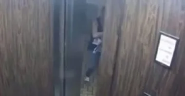 بالفيديو.. رجل يسرق سيدة داخل المصعد