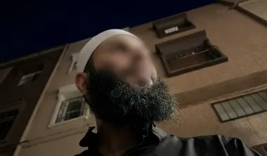 مع أو ضد؟.. جدل واسع يرافق فيديو يظهر ملتحيا يوقف طفلا في الشارع العام ويعاتبه بسبب لباس شقيقته