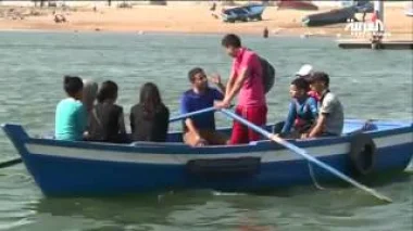 قوارب خشبية تنقل الزوار في المغرب عبر نهر أبي رقراق
