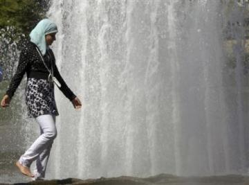 محكمة ألمانية تقضي بالزام الفتاة المغربية عائشة بحضور دروس سباحة مختلطة