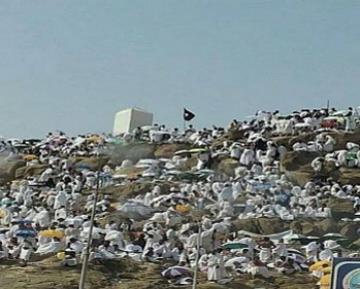 رفع راية داعش على جبل عرفات !!