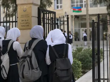 منع المحجبات من دخول المدارس يشعل أزمة في أذربيجان.. احتجاجات واعتقالات وقرارات تثير الجدل