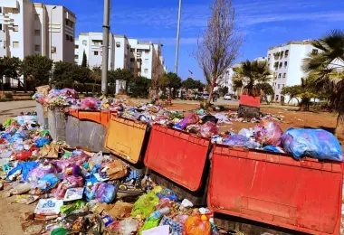 كارثة.. أكوام من النفايات تحتل شوارع "تامسنا" وسط غضب عارم للساكنة التي تطالب بالحل (صور)