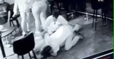 بالفيديو.. رجل يسرق مريضا أثناء تعرضة لـ«نوبة قلبية»