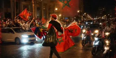 ليلة بيضاء..  الجماهير تخرج إلى شوارع طنجة حاملة الأعلام الوطنية احتفالا بفوز الأسود على اسكتلندا