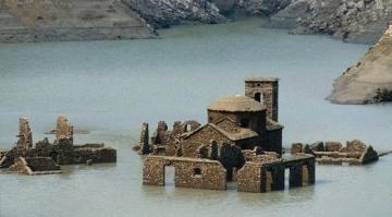 قرية أشباح إيطالية من القرون الوسطى تظهر من جديد بعد أن غمرها الماء لسنوات