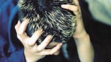 بالفيديو...شاب مريض نفسيا يخلع ملابسه ويهدد والدته بشكل خطير و المستشفى الجهوي يرفض استقباله!!