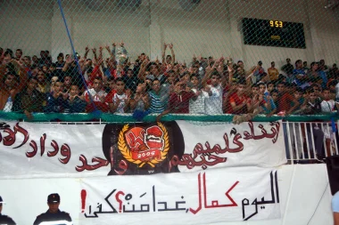 بالفيديو : جماهير الوداد و الرجاء بكلميم تخصص استقبالا "تاريخيا " للمشجع الودادي كمال