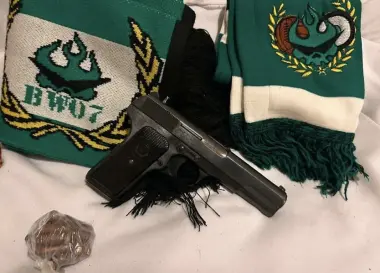 اليقظة المعلوماتية تطيح بمشجع وجدي نشر صوراً لسلاح ناري وخراطيش للتحريض على الشغب الرياضي