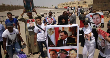 إغماءات وصرخات لأهالي قتلى ثورة يناير واحتفالات لأنصار مبارك