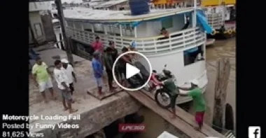 بالفيديو.. نهاية مروعة لمجموعة أشخاص أثناء عبورهم بدراجة نارية فوق بحر