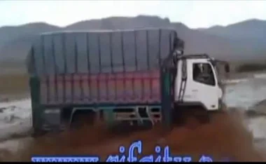 انقلاب شاحنة على المباشرو نجاة راكبيها على طريقة افلام الأكشن