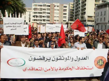 "زلزال" تشريعي بالرباط.. البرلمانيون يجرون قانون العدول للمحكمة الدستورية وسط تهديدات بشل القطاع
