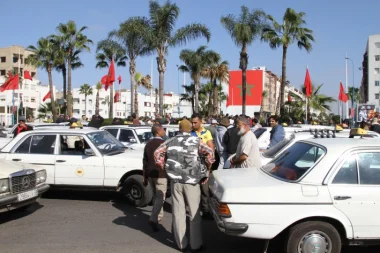 غاضبون بتمارة : " واش العامل عندو الحق يزيد درهم في تسعيرة الطاكسيات " ؟