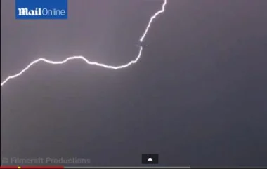 بالفيديو: صاعقة تضرب طائرتين في السماء