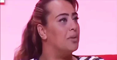 بالفيديو : فتاة تحكي كيف خانتها أمها مع خطيبها على فراش الزوجية
