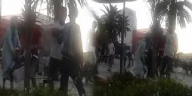 بالفيديو .. فتاة مغربية تعاقب شخصا قام بالتحرش بها وسط شارع بالبيضاء