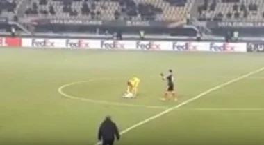 بالفيديو: صداقة بين حارس مرمى وكلب اقتحم أرض الملعب