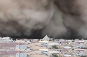 عاصفة رملية في الجزائر تحول النهار إلى ليل