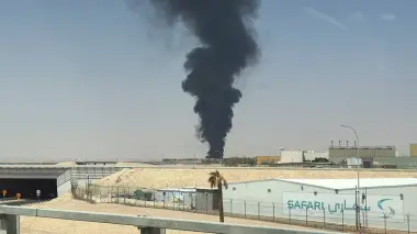 ألسنة لهب ودخان أسود قرب مطار الرياض وتعليق عدد من الرحلات