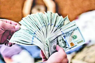 بائعو دولارات القمار.. ظاهرة جديدة تجتاح مقاهي المغرب