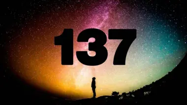 الرقم 137 يحير الفيزيائيين منذ عقود.. لماذا يتكرر في قلب قوانين الطبيعة؟