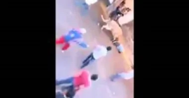 بالفيديو.. هجوم شرس لثور على رجل يودى بحياته على الفور