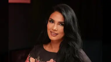 تقدم استشارات أسرية بمبالغ خيالية.. مؤثرة و"مصلحة اجتماعية" في مرمى فضيحة تهز مصداقية نصائحها